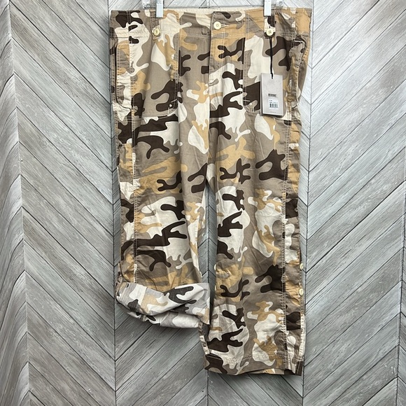 NWT Y2K Low Rise Cropped Camo Pants Bitten Size 18 - Picture 4 of 16